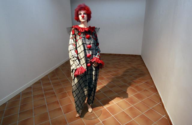 Výstavu v Domě U Jonáše ve Východočeské galerii v Pardubicích ozvláštňují i divadelní kostýmy, foto Michal Klíma