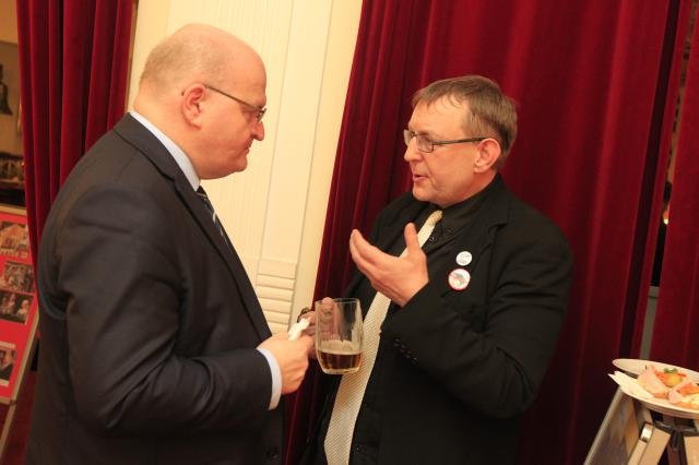 Ministr kultury Daniel Herman a předseda Herecké asociace Jiří Hromada na závěrečném společenském setkání ve foyer, foto Michal Klíma
